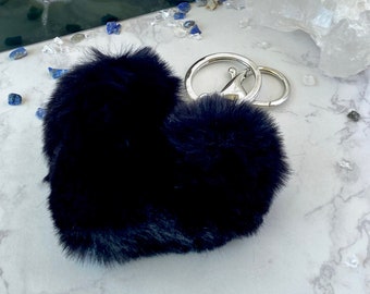 Porte-clés coeur en fausse fourrure noir | Grand pompon duveteux