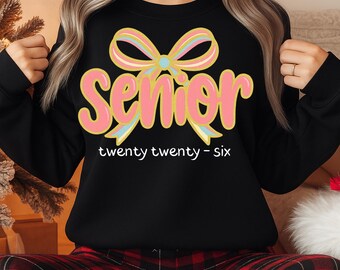Coquette Senior 2026 PNG, Diseño de camiseta de la Clase Preppy de 2026, Sublimación de graduación rosa femenina, Mamá de último año PNG, Diseño para estudiantes de último año de secundaria