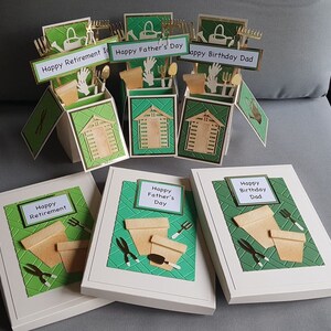 Op de afbeelding: Drie witte kaartdozen met groene en gouden accenten. De dozen zijn versierd met een tuiniersthema en hebben de tekst "Happy Retirement", "Happy Father's Day" en "Happy Birthday Dad" op de voorkant.