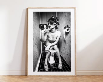 Dziewczyna pijąca na toalecie, Odbitki na toalecie, Fotografia, BEZ OPRAWY