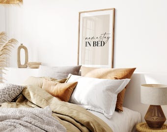 Impression Namastay au lit : décoration murale beige pour chambre à coucher (SANS CADRE)