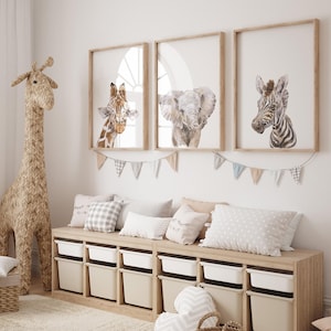 Juego de 3 láminas infantiles con motivos de safari: animales de la selva para bebés, jirafa, elefante y cebra.