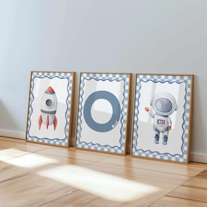Gepersonaliseerde ruimtemuurkunst, set van 3, kinderkamerafdrukken raketastronaut met initiaal, blauw kamerdecor