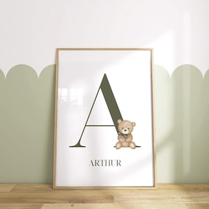 Impresión personalizada de oso con inicial / Decoración personalizada de oso con letras en verde oliva o beige / Arte infantil sin marco