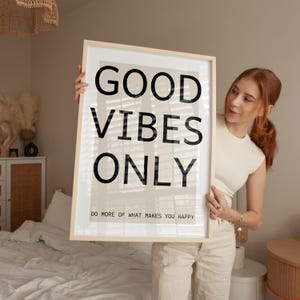 Impresión/cita con frase "Good Vibes Only", decoración de pared en fondos beige, gris o salvia, SIN MARCO