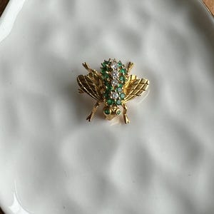 Vintage Diamond and Emerald 18k Yellow Gold Bee Brooch 1980s