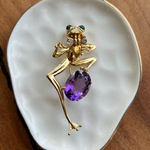 8.38 Carat Amethyst Chalcedony Diamond 18k Yellow Gold Frog Brooch 1960s
