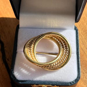 14 Karat Yellow Gold Twisted Rope Circle Love Knot Brooch/Pin