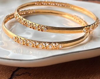 Contemporary 1.08 TCW Diamond and 18K Yellow Gold Bangle Set