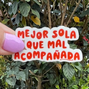 May include: White sticker with red text that reads "Mejor sola que mal acompañada".