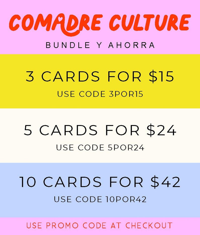 K&ouml;nnte beinhalten: Eine Werbegrafik mit dem Text "COMADRE CULTURE" in roter Schrift auf rosa Hintergrund. Die Grafik bietet Kartenpakete an, mit dem Text "BUNDLE Y AHORRA" &uuml;ber den Kartenangeboten. Die Grafik enth&auml;lt den Text "USE PROMO CODE AT CHECKOUT".