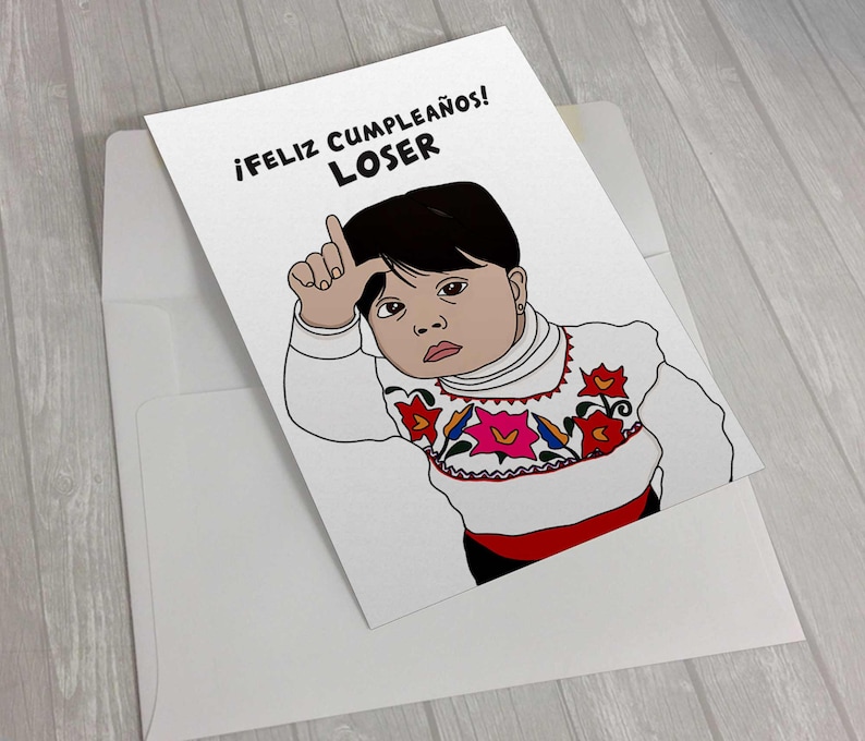 K&ouml;nnte beinhalten: Eine wei&szlig;e Gru&szlig;karte mit dem Text "&iexcl;FELIZ CUMPLEA&Ntilde;OS! LOSER" zeigt eine Cartoon-Illustration eines Kindes, das eine Verlierer-Geste macht. Das Kind tr&auml;gt ein wei&szlig;es Hemd mit bunten Blumenstickereien. Die Karte befindet sich in einem wei&szlig;en Umschlag.