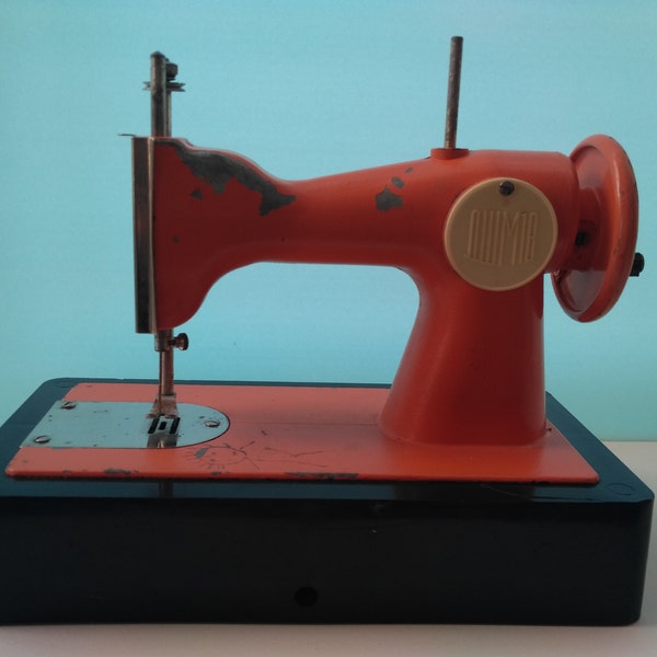 Детская швейная машинка СССР. Советская швейная машина - детская механическая игрушка - домашний декор - изготовлена в СССР
