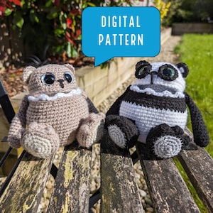 Può includere: Due animali di peluche all'uncinetto, un orso marrone e un panda bianco e nero, seduti su una panca di legno. Il testo "DIGITAL PATTERN" è in un fumetto blu sopra gli animali.