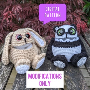 Può includere: Due animali di peluche all'uncinetto, un coniglio marrone e un panda bianco e nero, seduti su una superficie di legno. Il testo "MODELLO DIGITALE" è in una nuvola di dialogo viola sopra gli animali. Il testo "MODIFICHE SOLO" è sotto gli animali.