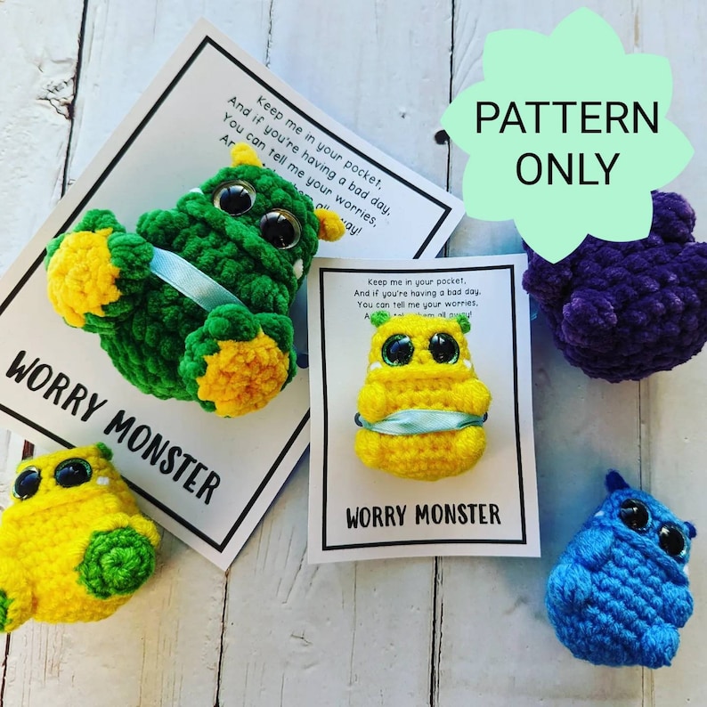 Puede incluir: Cuatro juguetes de monstruo de preocupaci&oacute;n hechos a crochet, cada uno con un color diferente y una cara con ojos saltones. Los juguetes se muestran en tarjetas blancas con el texto "Gu&aacute;rdame en tu bolsillo, Y si est&aacute;s teniendo un mal d&iacute;a, Puedes contarme tus preocupaciones.  " y "Monstruo de preocupaci&oacute;n".