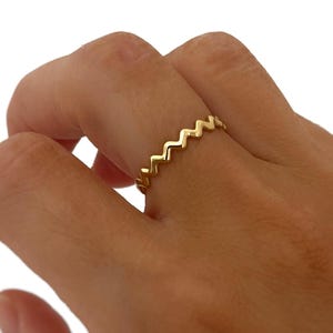 Anello a zigzag, Delicato anello in oro, Regalo perfetto per lei, Regalo di anniversario, Regalo di compleanno
