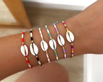 Armband mit bunten Perlen und weißer Muschel – minimalistisch – personalisierte Geschenke – handgefertigter Schmuck – Schmuck – Geschenke – Geschenk für Sie