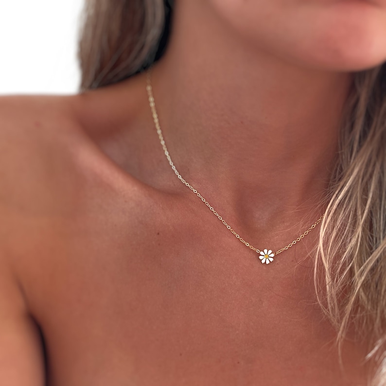 collier de fleurs, collier de petites fleurs, collier de fleurs blanches, cadeaux pour elle, collier de petites fleurs, collier de fleurs, minimaliste, cadeaux image 1