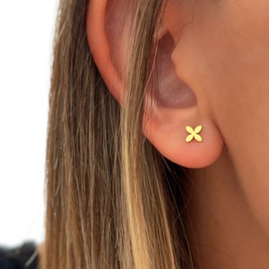 Boucles doreilles Tiny Flower Stud Boucles doreilles fleuries Flower Studs Small Studs Minimaliste Cadeaux personnalisés Cadeau pour elle Cadeaux image 1