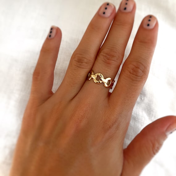 Bague en forme de chaine sale