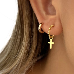 Kreuz Gold Ohrringe - Kreuz Huggie Hoops - Zierliche Kreuz Ohrringe - Minimalistisch - Handgefertigter Schmuck - Personalisierte Geschenke - Geschenk für Sie - Geschenke