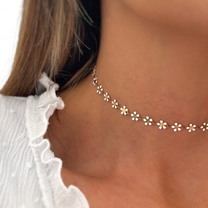 collier de fleurs, collier de fleurs minuscules, collier délicat, bijoux de fleurs blanches, minimaliste, cadeaux personnalisés, cadeaux pour elle, cadeaux pour lui, cadeaux image 10