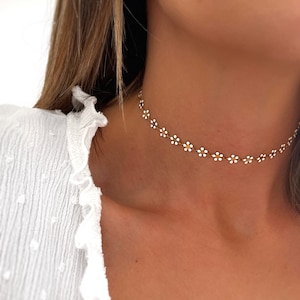 collier de fleurs, collier de fleurs minuscules, collier délicat, bijoux de fleurs blanches, minimaliste, cadeaux personnalisés, cadeaux pour elle, cadeaux pour lui, cadeaux