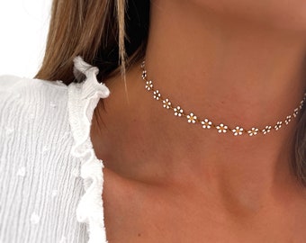 collier de fleurs, collier de fleurs minuscules, collier délicat, bijoux de fleurs blanches, minimaliste, cadeaux personnalisés, cadeaux pour elle, cadeaux pour lui, cadeaux