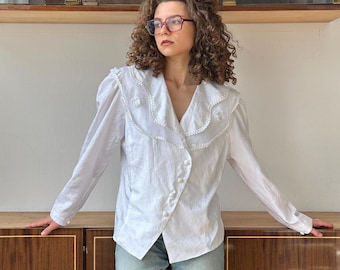 Vintage embroidered women blouse in white with large collar