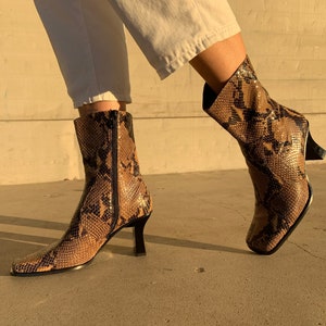 Vintage snake leather ankle boots imagem 1