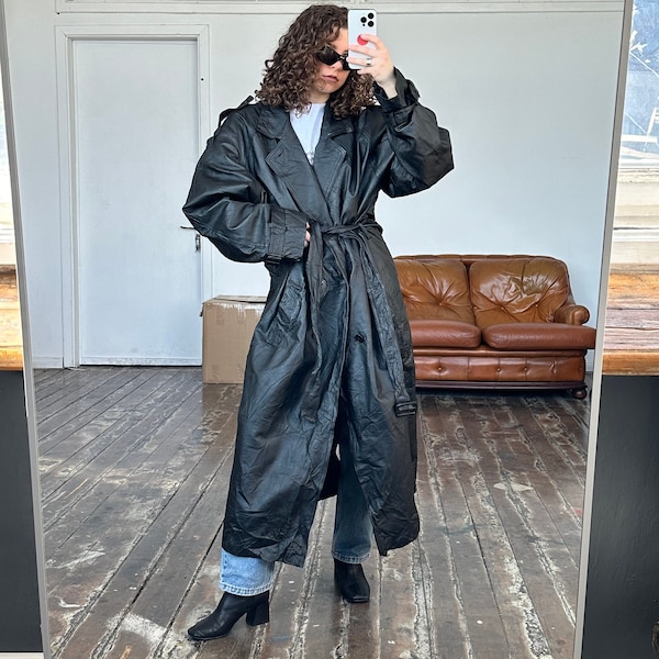 manteau ceinturé en cuir massif vintage des années 90 en noir, manteau maxi