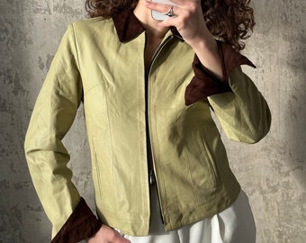 Chaqueta de cuero vintage entallada en amarillo y marrón.