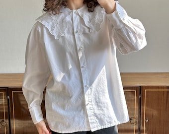 Blusa de mujer bordada vintage en blanco