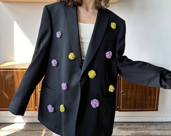 Customized vintage blazer in black with flowers embroideries