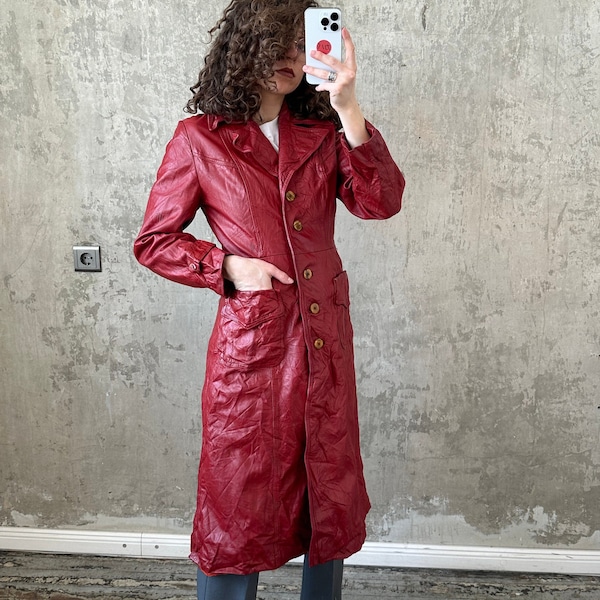manteau en cuir vintage rouge