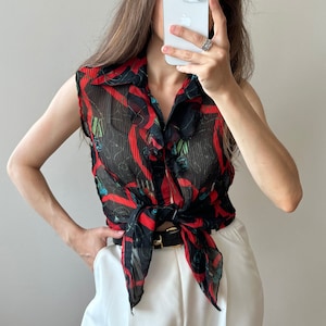 Vintage y2k Frauen drapierte Button-Down Bluse, transparentes Oberteil in schwarz und rot