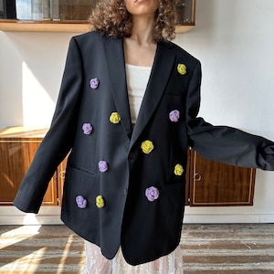 Blazer vintage personalizado em preto com bordados de flores