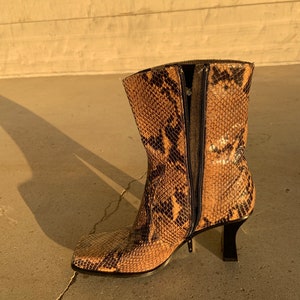 Vintage snake leather ankle boots imagem 6