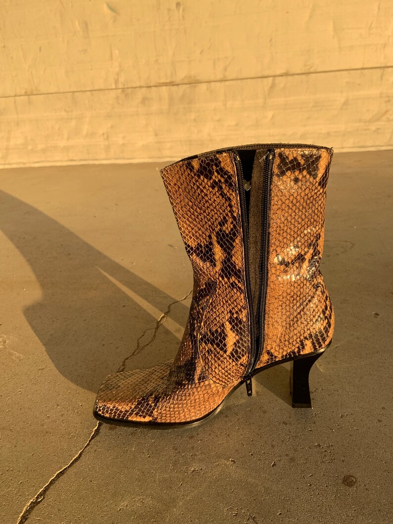 Vintage snake leather ankle boots imagem 6