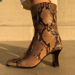 Vintage snake leather ankle boots imagem 9