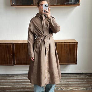Vintage belted straight maxi raincoat in brown with checkered pattern
