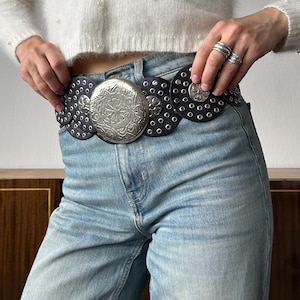 Vintage round buckle leather belt in black