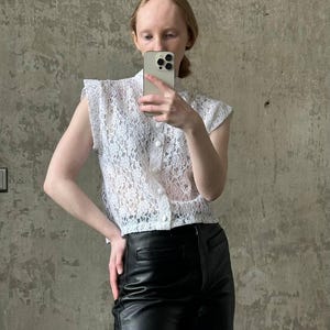 Blusa vintage de renda transparente de manga curta em branco