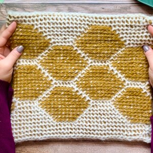 Reverse side of Tunisian Crochet Cowl in gold with cream hexagon motif showing