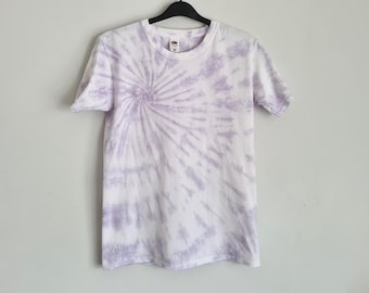 Camiseta de algodón hecha a mano con estampado tie-dye de remolinos de lavanda