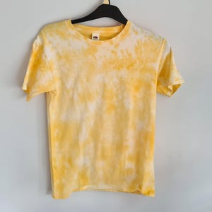 Żółto-biała koszulka z nadrukiem tie-dye Crumple - dostępna w wersji z krótkim i długim rękawem, kamizelkach, bluzach, koszulkach damskich i wzorach dla dzieci