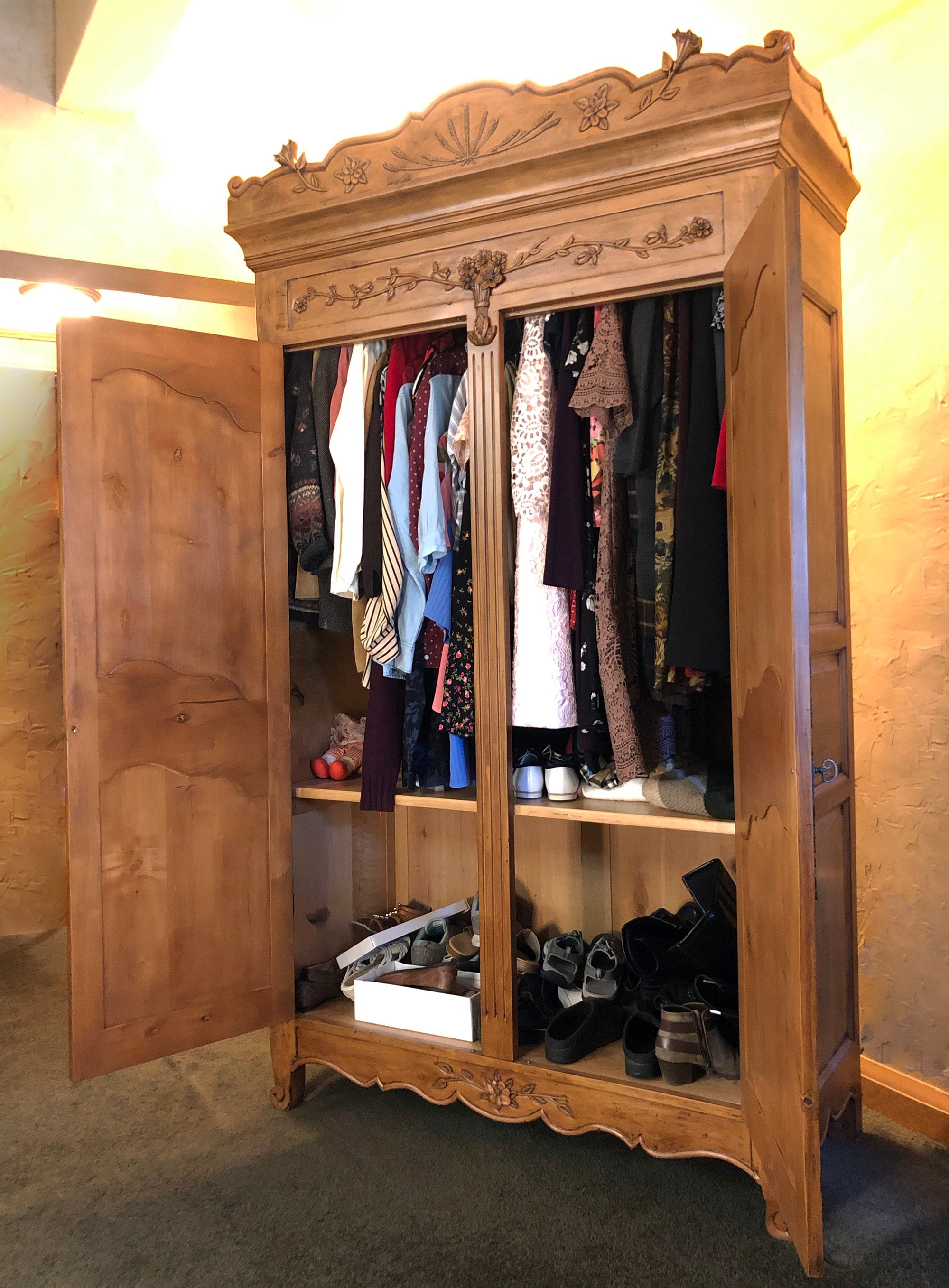 Amish Homestead, vintage Amish clothing in a bedroom, Lancaster County,  Pennsylvania, USA, US, PA images antique wardrobe clothes Stock Photo -  Alamy, image size:2000x2715