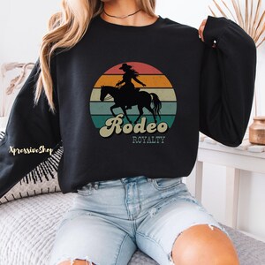 Rodeo Royalty Bluza, Retro Cowgirl Apparel, Western Horse Shirt, Vintage Cowgirl, Rodeo Horse shirt, Retro cowboy, Lady on horse shirt