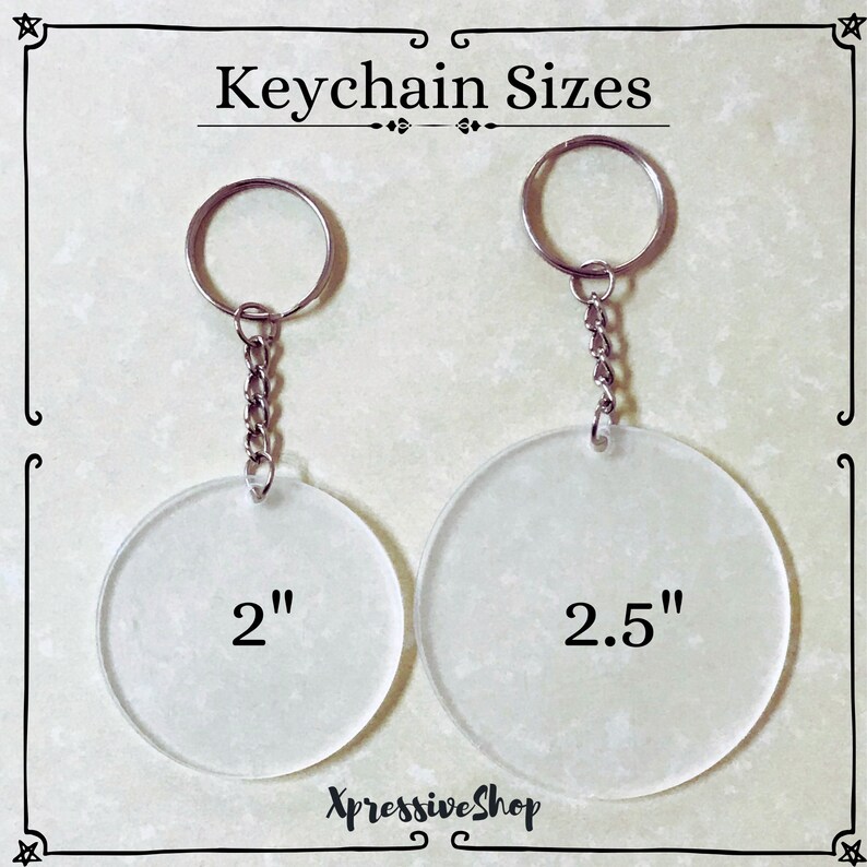 Peut inclure: Deux disques acryliques transparents pour porte-cl&eacute;s avec anneaux et cha&icirc;nes argent&eacute;s. Le plus grand disque mesure 2,5 pouces de diam&egrave;tre et le plus petit 2 pouces de diam&egrave;tre.